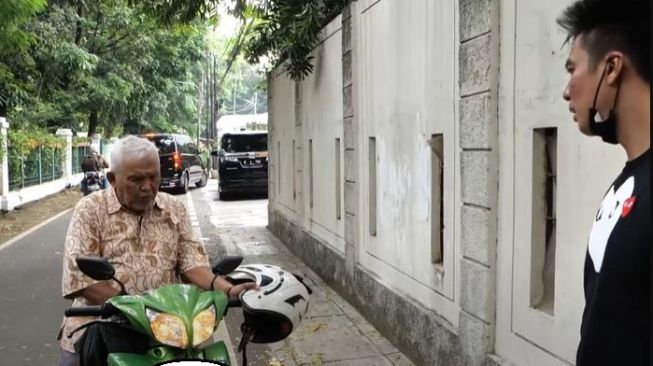Viral Baim Wong Memaki Kakek yang Tawarkan Dagangan, Motornya Mewahnya Jadi Sorotan