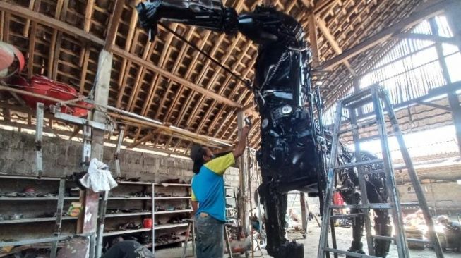 Proses perakitan robot menyerupai Transformers di Er Studio Art, Kauman , Gilangharjo, Pandak, Bantul - (SuaraJogja.id/Rahmat Jiwandono)