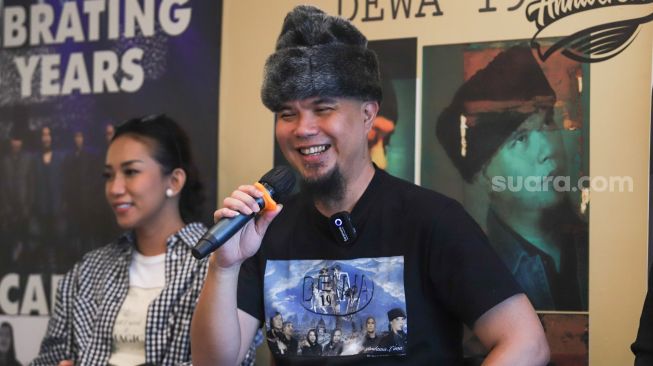 Musisi Ahmad Dhani saat menggelar jumpa pers konser perayaan 30 tahun Dewa 19 di Pasar Minggu, Jakarta Selatan, Selasa (12/10/2021). [Suara.com/Alfian Winanto]