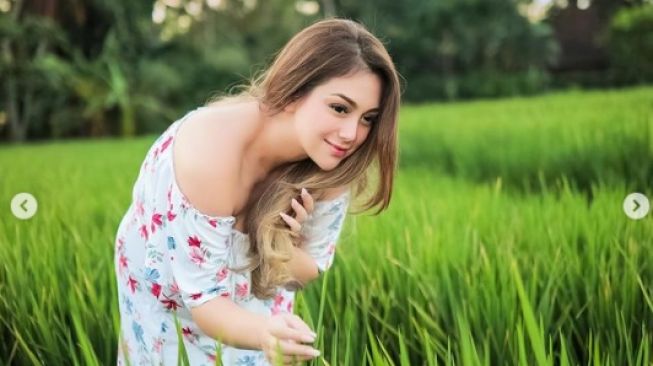 7 Gaya Artis Pemotretan di Tengah Sawah, Konsep Dramatis hingga Ala Istri Petani