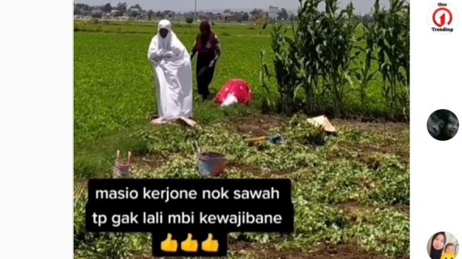 Viral Video Emak-emak Salat di Tengah Sawah, Warganet Auto Terharu