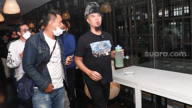 Musisi Ahmad Dhani saat ditemui usai menggelar jumpa pers konser perayaan 30 tahun Dewa 19 di Pasar Minggu, Jakarta Selatan, Selasa (12/10/2021). [Suara.com/Alfian Winanto]