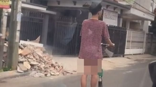 Viral Cowok Naik Skuter Seperti Tak Pakai Celana. (TikTok)