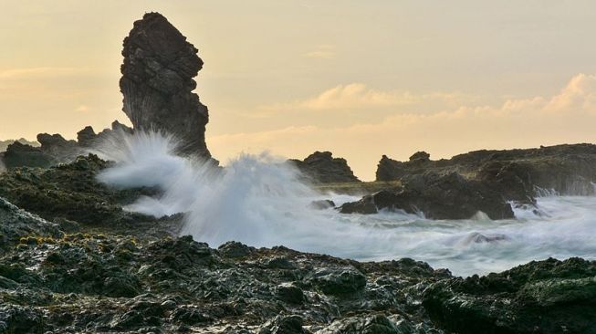 Pantai Siung. [Wikipedia]