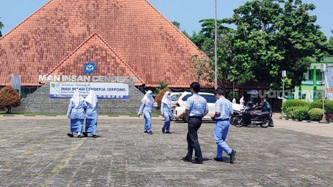 Sejumlah siswa MAN Insan Cendekia Serpong, Kota Tangerang Selatan (Tangsel), tengah beraktivitas di jam waktu istirahat usai belajar, Selasa (12/10/2021). [SuaraJakarta.id/Wivy Hikmatullah]