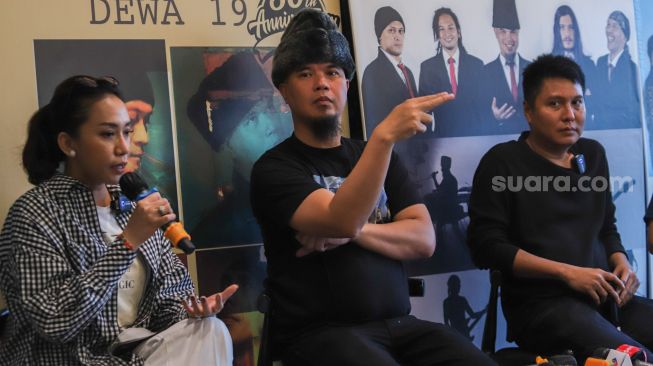 Musisi Ahmad Dhani saat menggelar jumpa pers konser perayaan 30 tahun Dewa 19 di Pasar Minggu, Jakarta Selatan, Selasa (12/10/2021). [Suara.com/Alfian Winanto]