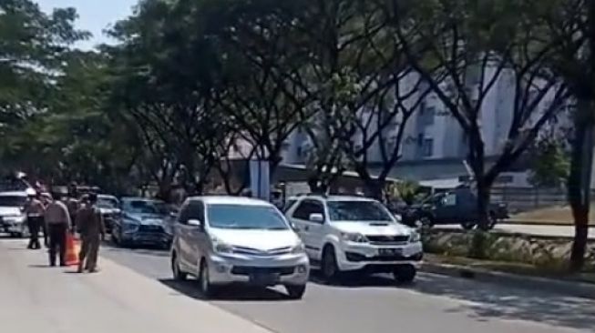 Potongan video iring-iringan kendaraan di area Delta Mas. (Instagram)