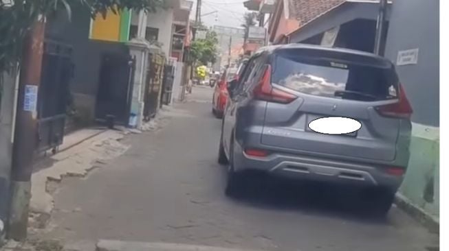 Mitsubishi Xpander Tak Ada Akhlak, Parkir di Gang Sempit Bikin Pemobil Ngelus Dada