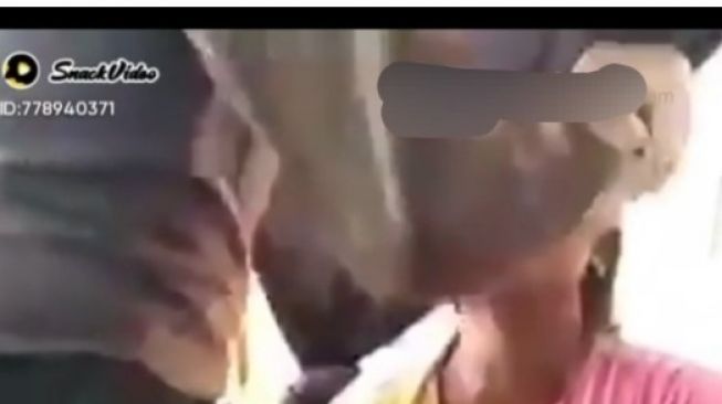 Beredar sebuah video di aplikasi Snack Video penganiayaan oknum anggota polisi kepada seorang perempuan yang menjadi perbincangan warganet di media sosial. [Tangkapan layar Instagram]