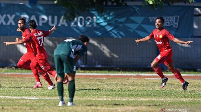 Pesepak bola Aceh Akhirul Wadhan (kiri) bersama rekan setim melakukan selebrasi usai mencetak gol ke gawang Jawa Timur pada semifinal Sepak Bola Putra PON Papua di Stadion Barnabas Youwe, Sentani, Kabupaten Jayapura, Papua, Selasa (12/10/2021). ANTARA FOTO/Zabur Karuru/foc.