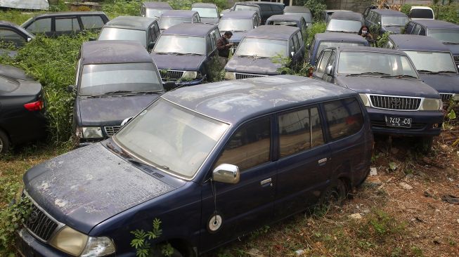 Puluhan mobil dinas Pemkot Tangerang terbengkalai di Tangerang, Banten, Selasa (12/10/2021).  ANTARA FOTO/Muhammad Iqbal