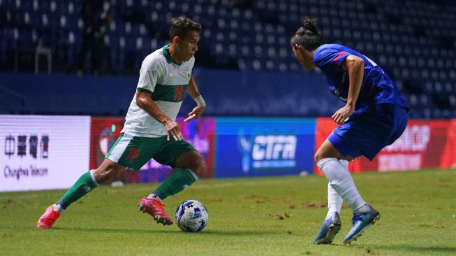 Pesepak bola Indonesia Egy Maulana Vikri (kiri) mencoba melewati pesepak bola Taiwan pada leg kedua Play-off Kualifikasi Piala Asia 2023 di Stadion Chang Arena Buriram, Thailand, Senin (11/10/2021).  ANTARA FOTO