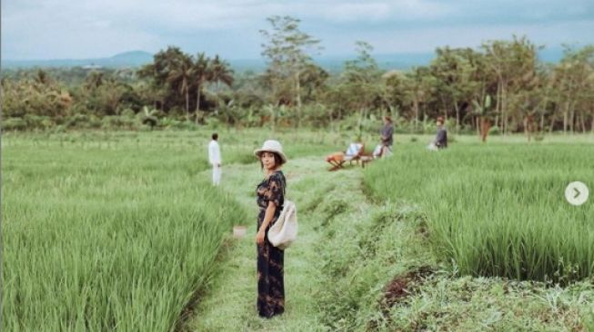 Gaya artis pemotretan di tengah sawah. [Instagram/nikitawillyofficial94]