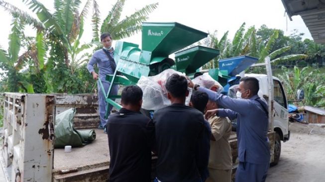 Dukung Pertanian Jagung Kabupaten Toba, INALUM Serahkan Alat Pemipil Jagung