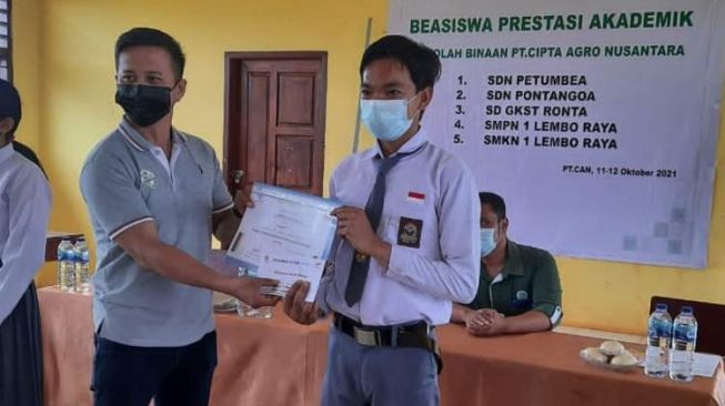  PT Cipta Agro Nusantara Beri Beasiswa Kepada 75 Siswa di Kecamatan Lembo R