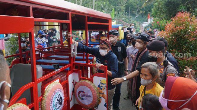 Potret Lucu Sandiaga Uno Naik Odong-odong Kunjungi Desa Wisata Cikakak