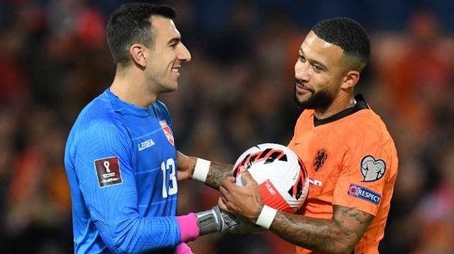 Kiper Timnas Gibraltar Gagalkan Penalti Memphis Depay, Aslinya Seorang Guru