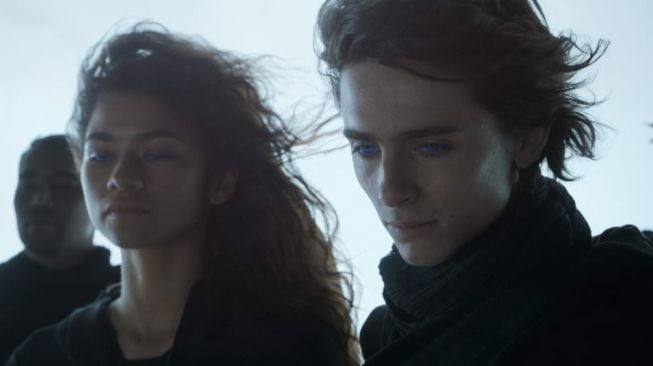 Adegan Zendaya dan Timothee Chalamet di film Dune [Warner Bros]