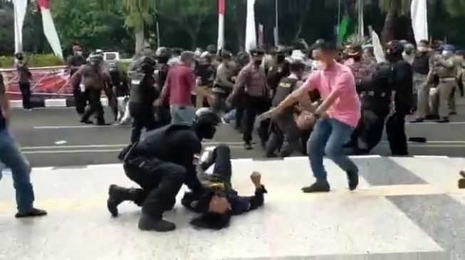Mengecam Aksi "Smackdown" Polisi pada Demonstran, Komnas HAM: Harus Diusut!