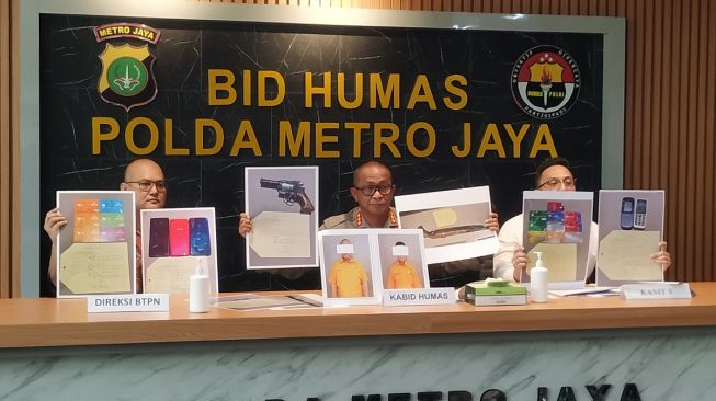 Polisi Sita Pistol Dari Petani Pembobol Rekening Nasabah Jenius Bank BTPN