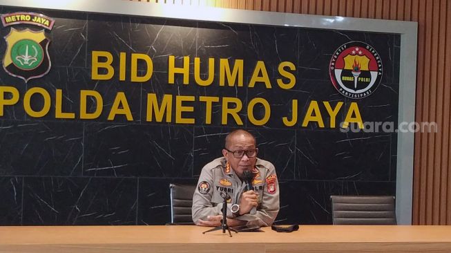 Kabid Humas Polda Metro Jaya Kombes Yusri Yunus kepada wartawan di Mapolda Metro Jaya, Jakarta, Rabu (13/10/2021). [Suara.com/Muhammad Yasir]