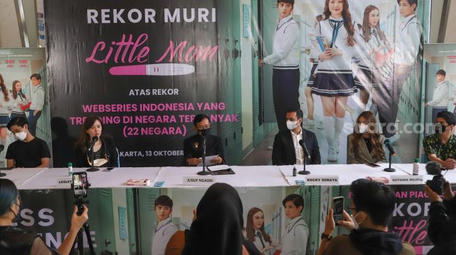 Suasana saat jumpa pers drama web series Little Mom yang mendapatkan rekor MURI di Hitmakers Studio, Jakarta Pusat, Rabu (13/10/2021). [Suara.com/Alfian Winanto]