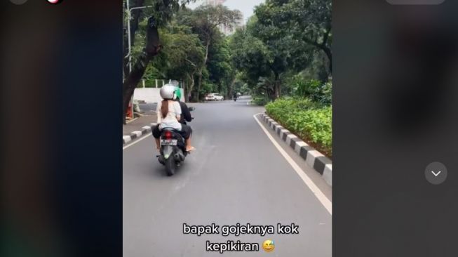 Driver Ojol Terlalu Kreatif Bikin Helm, Penumpang Auto Malu