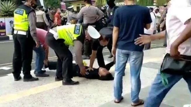  Polisi Banting Mahasiswa Sampai Kejang Saat Demo di Tangerang. (Dok.Ist)