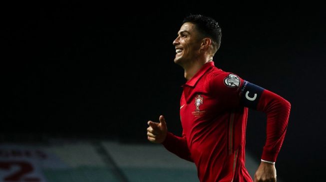 Cristiano Ronaldo melakukan selebrasi setelah mencetak hattrick untuk Portugal dalam kemenangan 5-0 atas Luksemburg pada pertandingan lanjutan Grup A Kualifikasi Piala Dunia 2022 zona Eropa di Estadio Do Algarve pada Rabu (13/10/2021) dini hari WIB. [AFP]