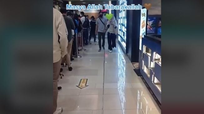 Antre salat di mall (https://twitter.com/fullmoonfolks)