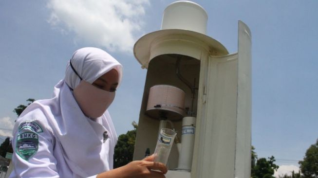 Antisipasi Datangnya Musim Hujan, Anies Tambah Alat Ukur Curah Hujan di 267 Kelurahan