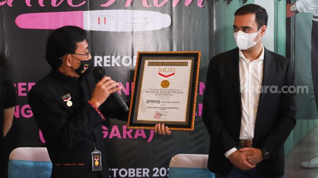 Direktur Operasional Museum Rekor Indonesia (MURI), Yusuf Ngadri saat akan memberikan piagam MURI kepada drama web series Little Mom yang berhasil memecahkan rekor di Hitmakers Studio, Jakarta Pusat, Rabu (13/10/2021). [Suara.com/Alfian Winanto]