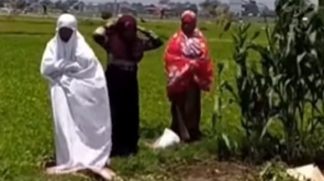 Tindakan ibu-ibu petani saat mendengar suara azan (tiktok)