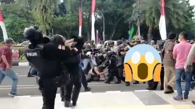 Video rekaman detik-detik polisi banting mahasiswa demo di hari ulang tahun ke-389 Kabupeten Tangerang. [Tangkapan layar]