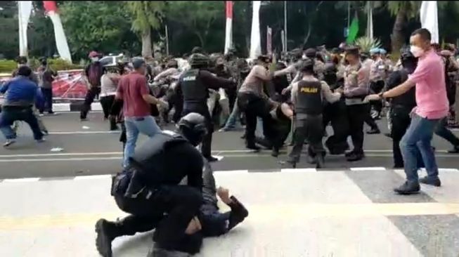 Demo HUT Tangerang ke-389, Oknum Polisi Banting Mahasiswa Hingga Kejang-kejang