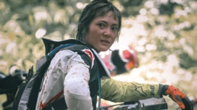 Nekat Terjang Bukit yang Cukup Tinggi Gunakan Motor Trail, Poppy Sovia Justru Alami Nasib Apes