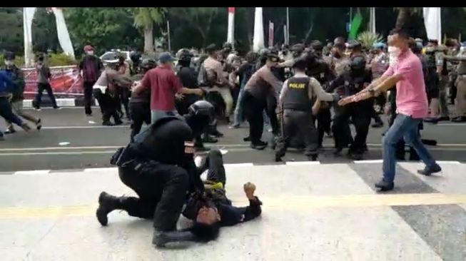 Resmi Ditahan, Brigadir NP Polisi yang Banting Mahasiswa saat Demo Dijerat Pasal Berlapis