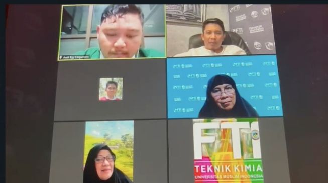 Mahasiswa Nangis saat Sidang Skripsi, Ingat Ibu yang Telah Tiada: Maaf Aku Sudah Terlambat