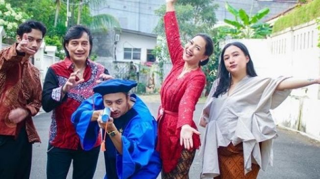 Ira Wibowo dan Katon Bagaskara beserta anak mereka [Instagram/@irawbw]