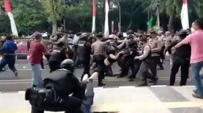 Bagaimana Kondisi Mahasiswa yang Dibanting Polisi di Tangerang?