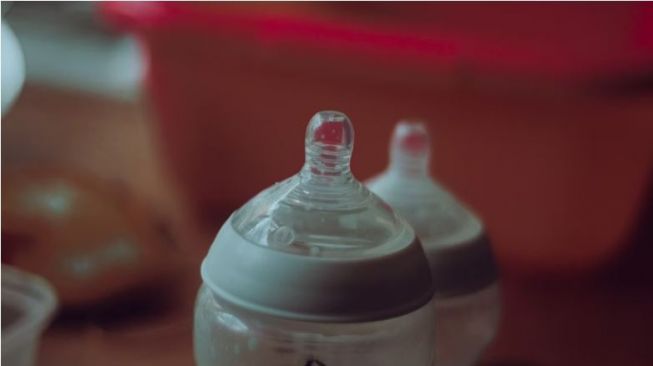 Ilustrasi botol susu bayi (Unsplash @jaye_haych)