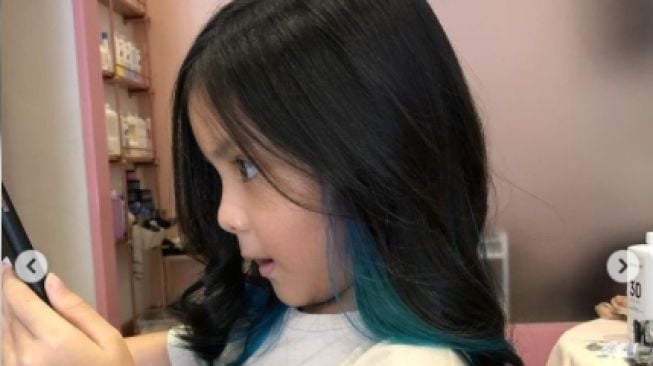 Potret Kompak Joanna Alexandra dan Anak Cat Rambut. [Instagram/binkdotzsalon]