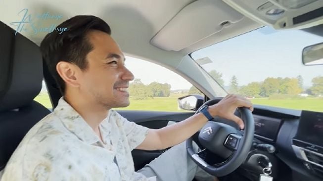 Darius Sinathrya dalam perjalanan ke swiss bersama Citroen C4 [screenshot: YouTube The Sinathrya].