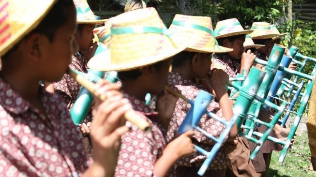 Pa'pompang (https://budaya-indonesia.org/papompang-alat-musik-bambu-toraja)