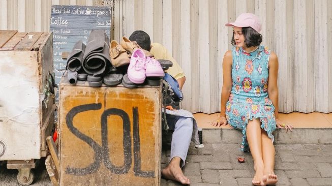 Potret Andien Aisyah pakai jasa tukang sol sepatu keliling. (Instagram/andienaisyah)