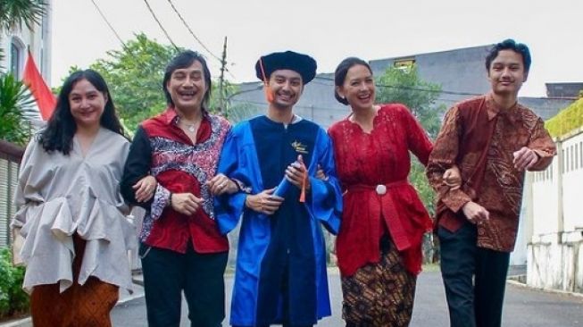 Ira Wibowo dan Katon Bagaskara beserta anak mereka [Instagram/@irawbw]