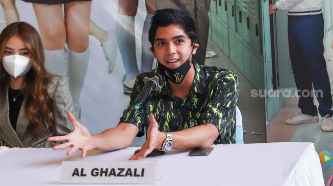 Aktor Al Ghazali saat ditemui di Hitmakers Studio, Jakarta Pusat, Rabu (13/10/2021). [Suara.com/Alfian Winanto]