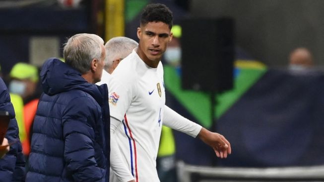 Manchester United Konfirmasi Raphael Varane Menepi Beberapa Minggu