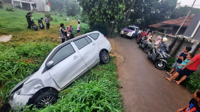 Mobil Pelaku Tabrak Lari Masuk Selokan di Jatimulya Depok
