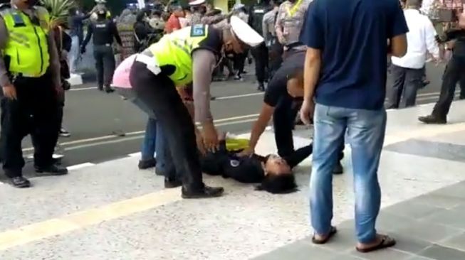 Viral Video Polisi Banting Mahasiswa Sampai Kejang Saat Demo di Tangerang -  Suara Batam